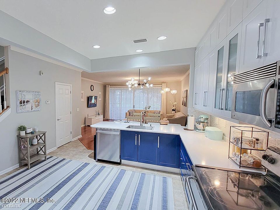 1st image of 4166 Highwood Dr