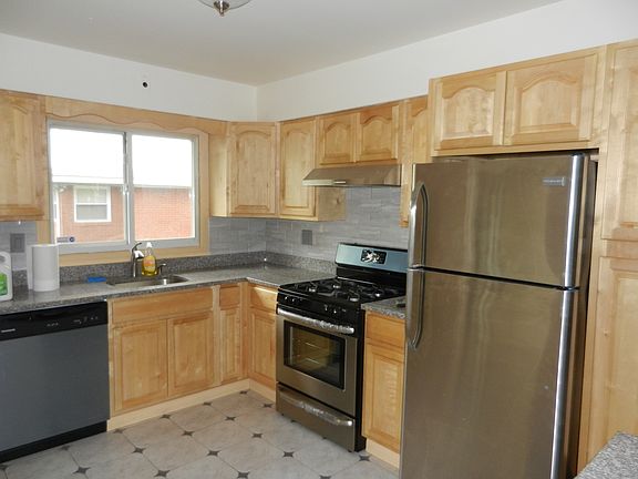 5th image of 12 Fort Hill Cir