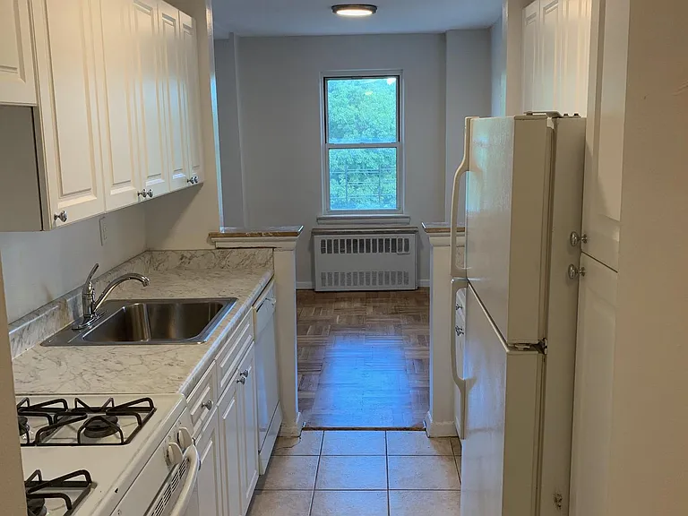 1160 Midland Ave — Photo 4