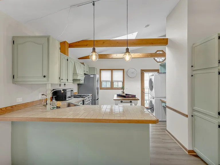 228 W Grove St — Photo 10