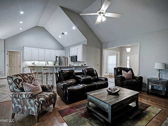 5th image of 208 Woodlands Green Dr