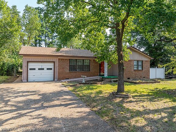 2nd image of 921 Cedar Ln