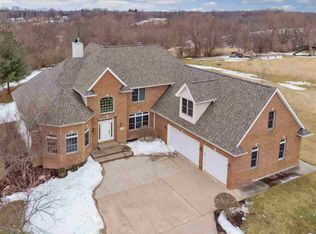 6711 Double Eagle Dr, Davenport, IA 52804