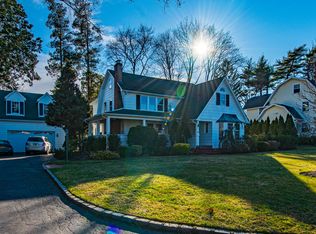 18 Central Dr, Manhasset, NY 11030