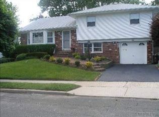54 Mitchell Ave, Plainview, NY 11803