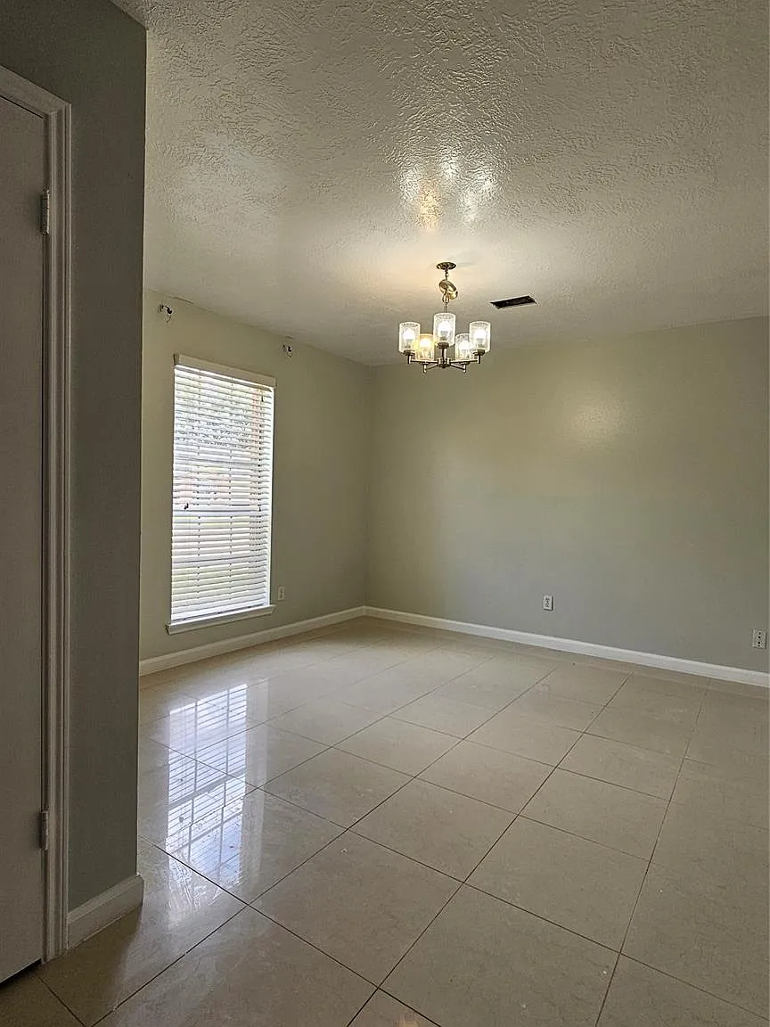 3 bed, 2.5 bath, 2007 sqft, $2,400 — Photo 2