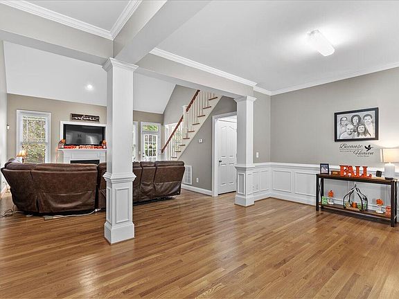 3rd image of 321 Hedrick Dr