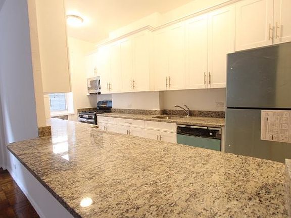 3rd image of 10106 67th Dr APT Lf