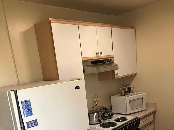4th image of 256 Pettis Ave #2