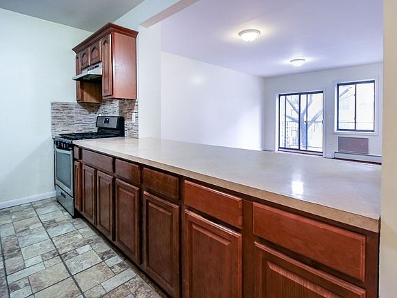 5th image of 1002 Willoughby Ave #33