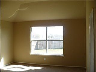4th image of 1101 Caroline Dr