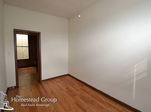4th image of 904 W Belmont Ave #1