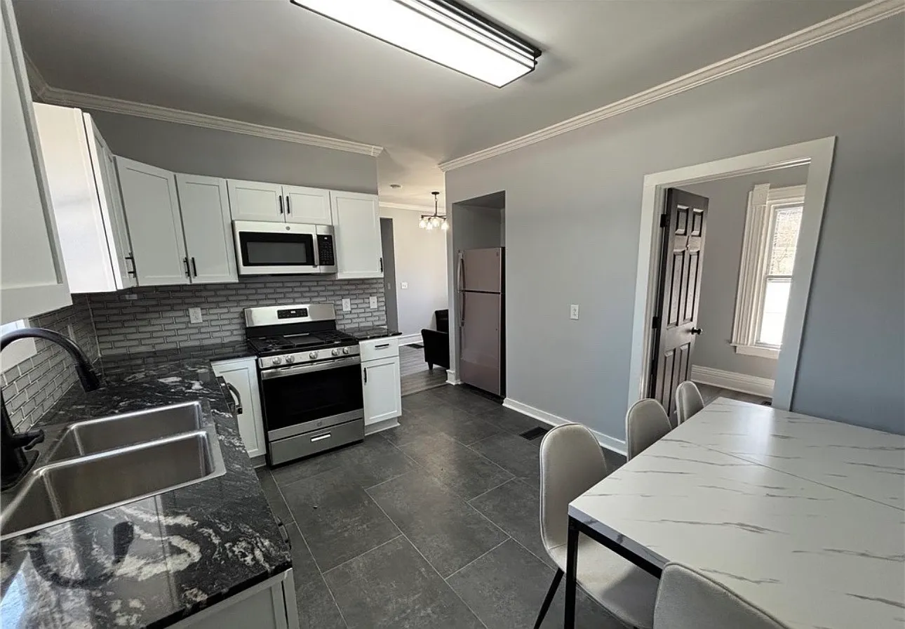 4 bed, 1000 sqft, $2,200 — Photo 1