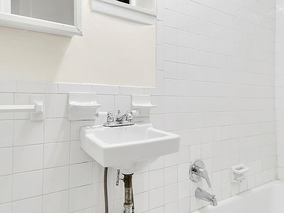 5th image of 212 W 82nd St #1E