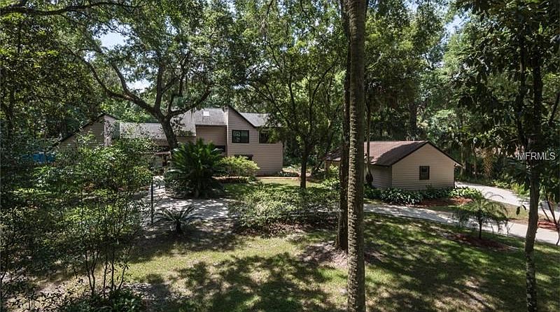 Front yard, circular driveway, detached garage