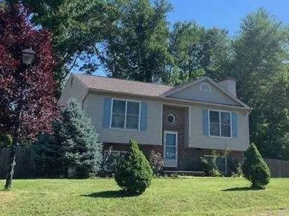 8017 Blossom Wood Ct, Fredericksburg, VA 22407