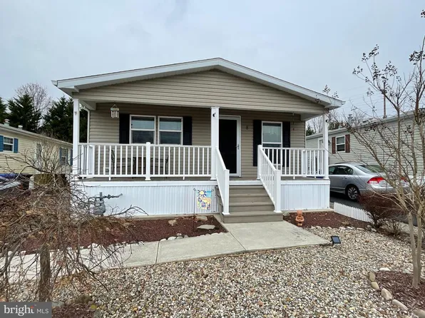 8 Baltimore Ave, Manahawkin, NJ 08050