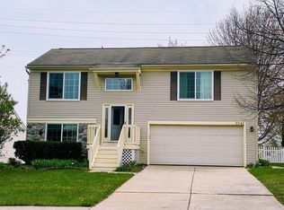 2542 Driftwood Dr, Waterford, MI 48329