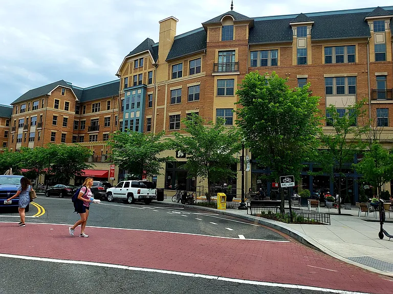6th Pl NE — Photo 33