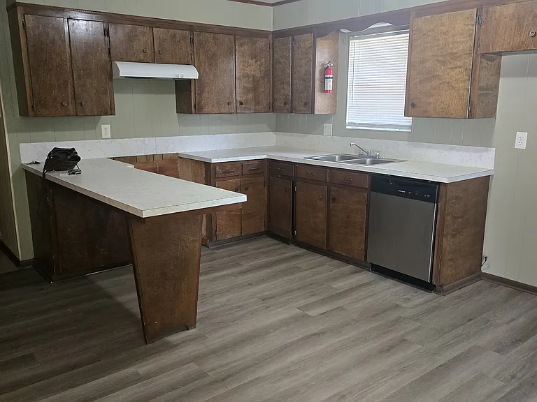 208 Bradford Dr — Photo 2