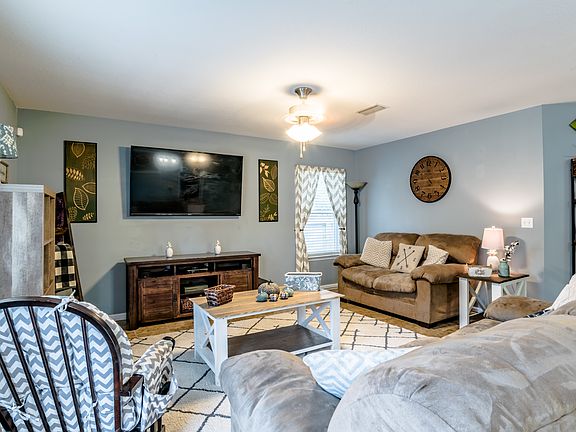 3rd image of 146 Creekview Dr