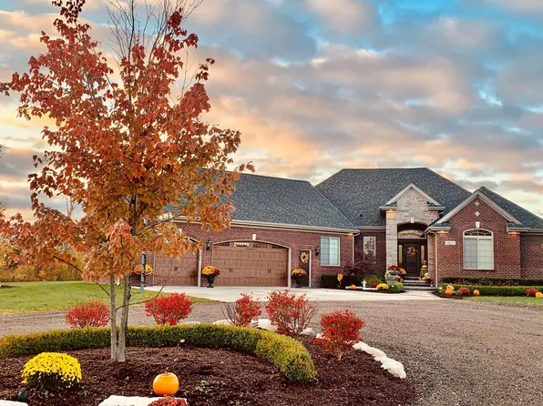 10215 Springborn Rd, Casco, MI 48064