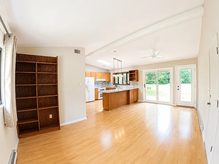 201 Oakhill Dr — Photo 4