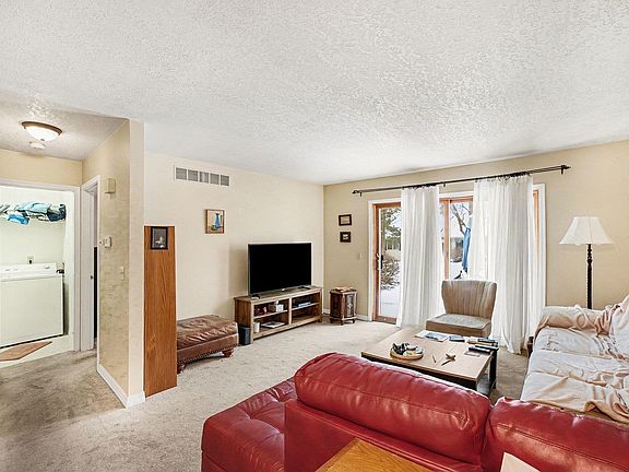 4th image of 340 Applewood Ln