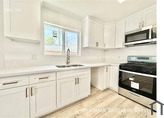 5718 S Manhattan Pl — Photo 1
