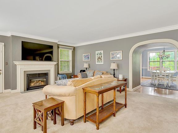 3rd image of 817 Mount Vernon Ave