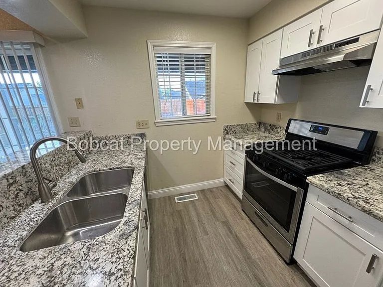 426 Springview Dr — Photo 8