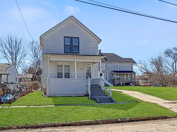 407 E Winneshiek St, Freeport, IL 61032