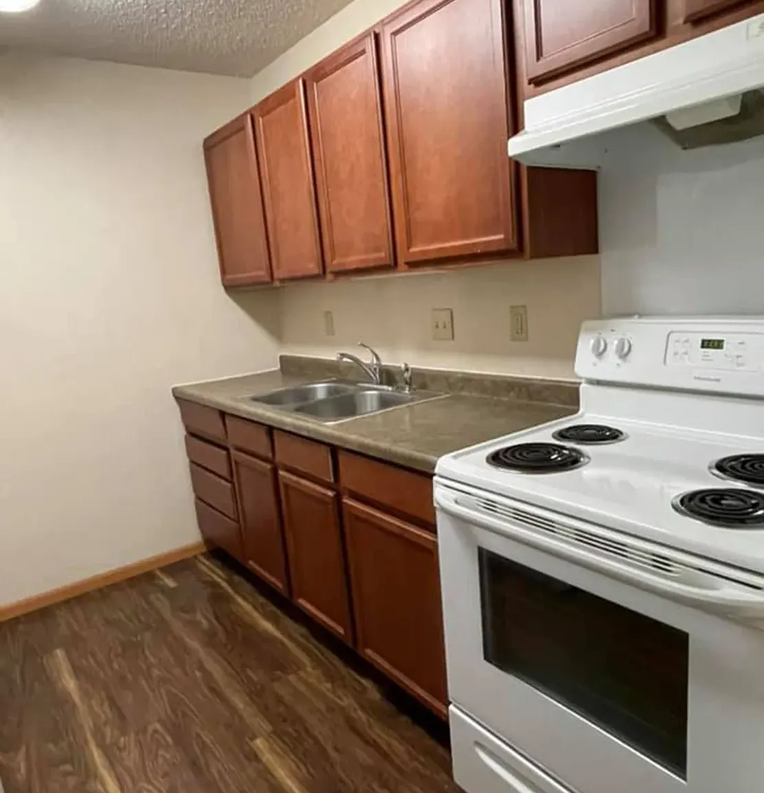 Nobles Square Apartments — Photo 4