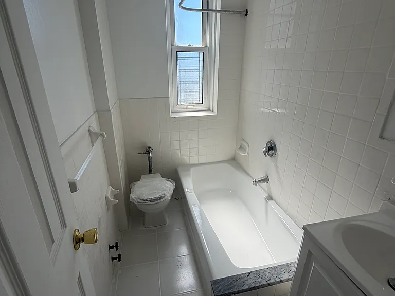 344 E 209th St #2E — Photo 4