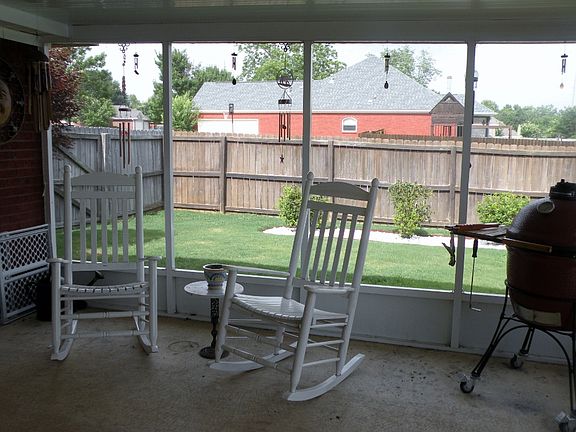 Spacious Screen Porch