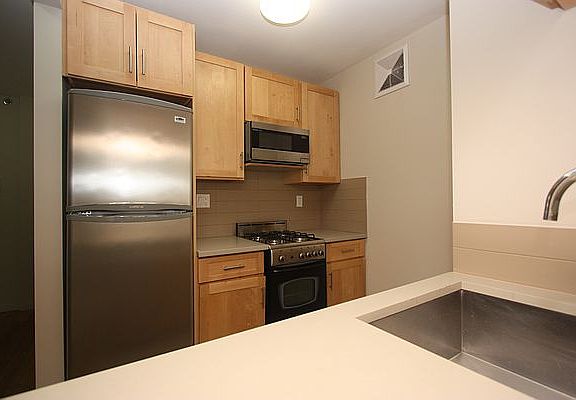 3rd image of 170 E 112th St APT 4B