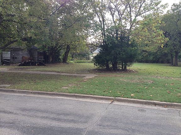 3rd image of 1527 E Lamar