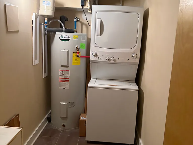 Washer/dryer and utility room in unit