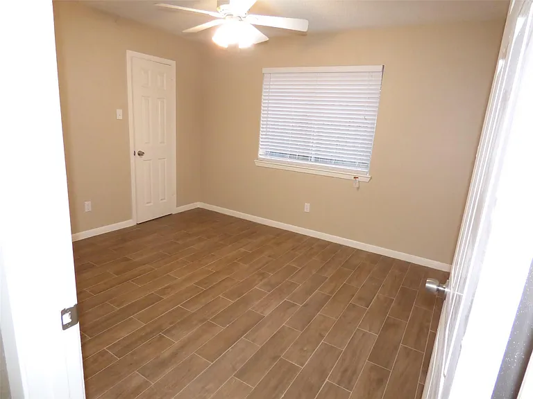 1242 Park Ln — Photo 9