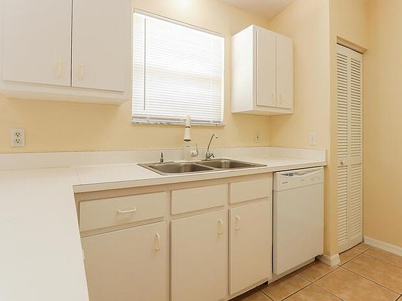 4th image of 108 Wellington Ave