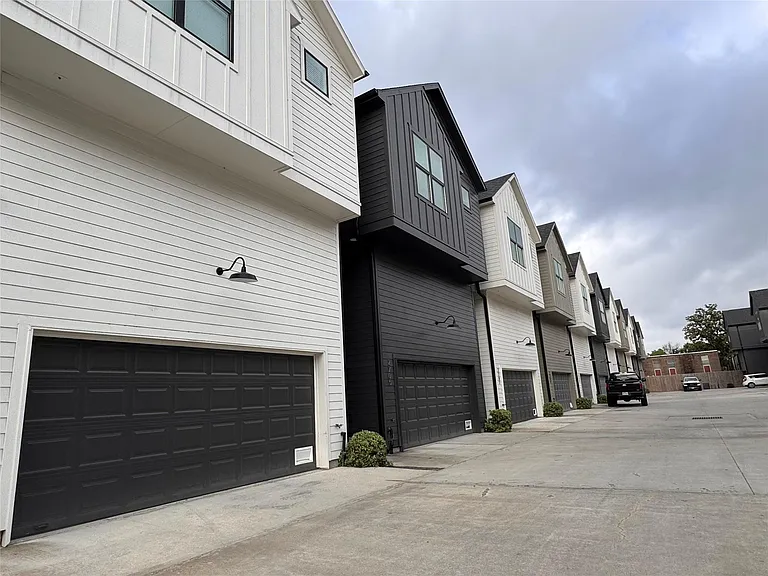 2705 Oakwood Crest Ln — Photo 40