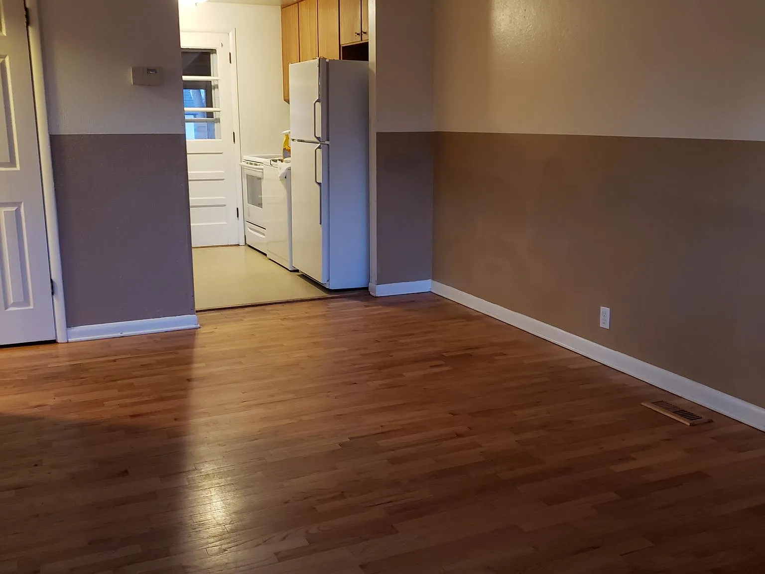 1902 Oakwood Dr — Photo 2