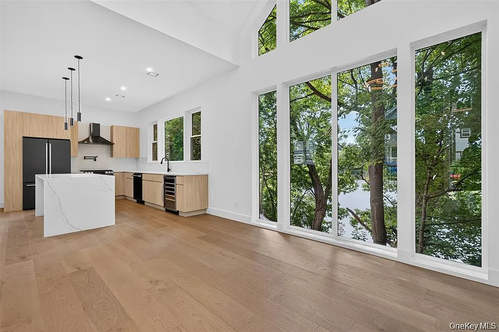 3 bed, 2.0 bath, 2398 sqft, $3,800 — Photo 3