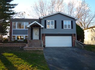 8104 Gatewood Ln, Woodridge, IL 60517