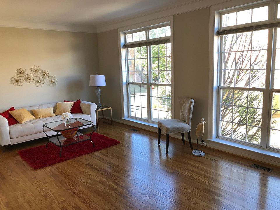 Living room w plenty of light