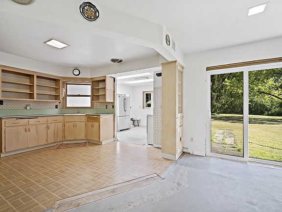 5th image of 5030 S Brookdale Dr