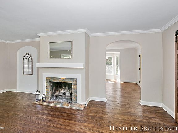5th image of 2560 Elmwood Dr SE