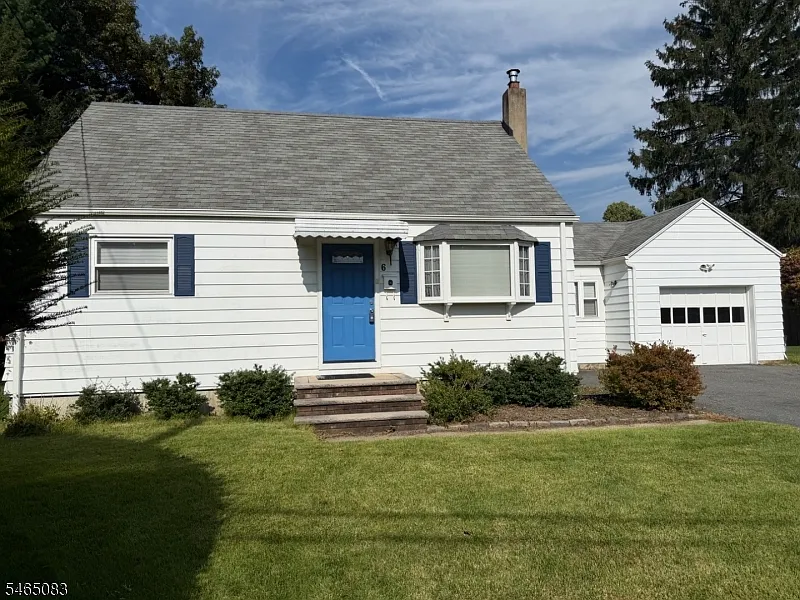 3 bed, 1.0 bath, 1317 sqft, $3,000 — Photo 2