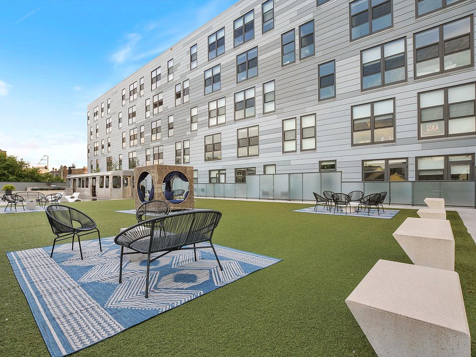 1st image of 2211 N Milwaukee Ave #424