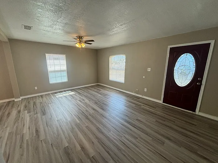 909 College Ave — Photo 4